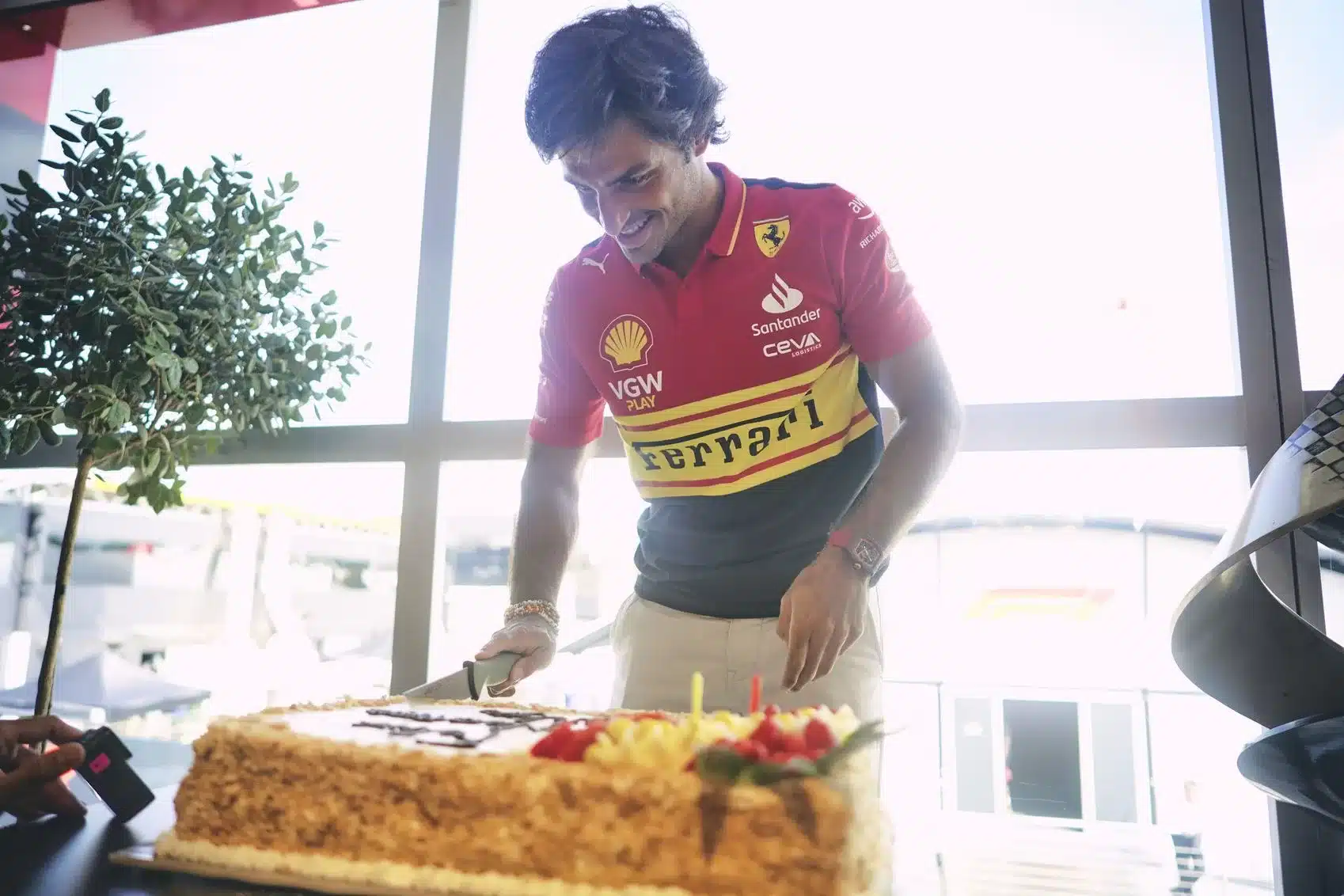 carlos sainz, ferrari, marko