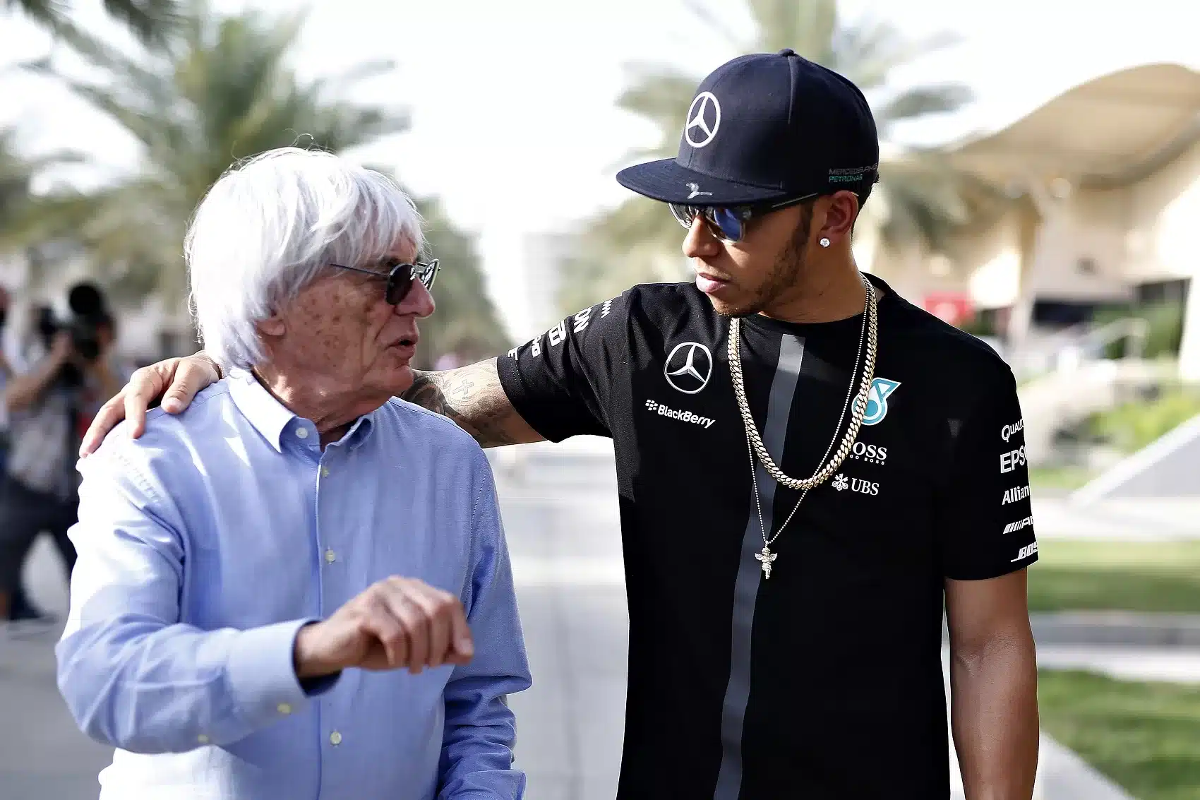 Bernie Ecclestone és Lewis Hamilton sétálnak a paddockban. (massa)