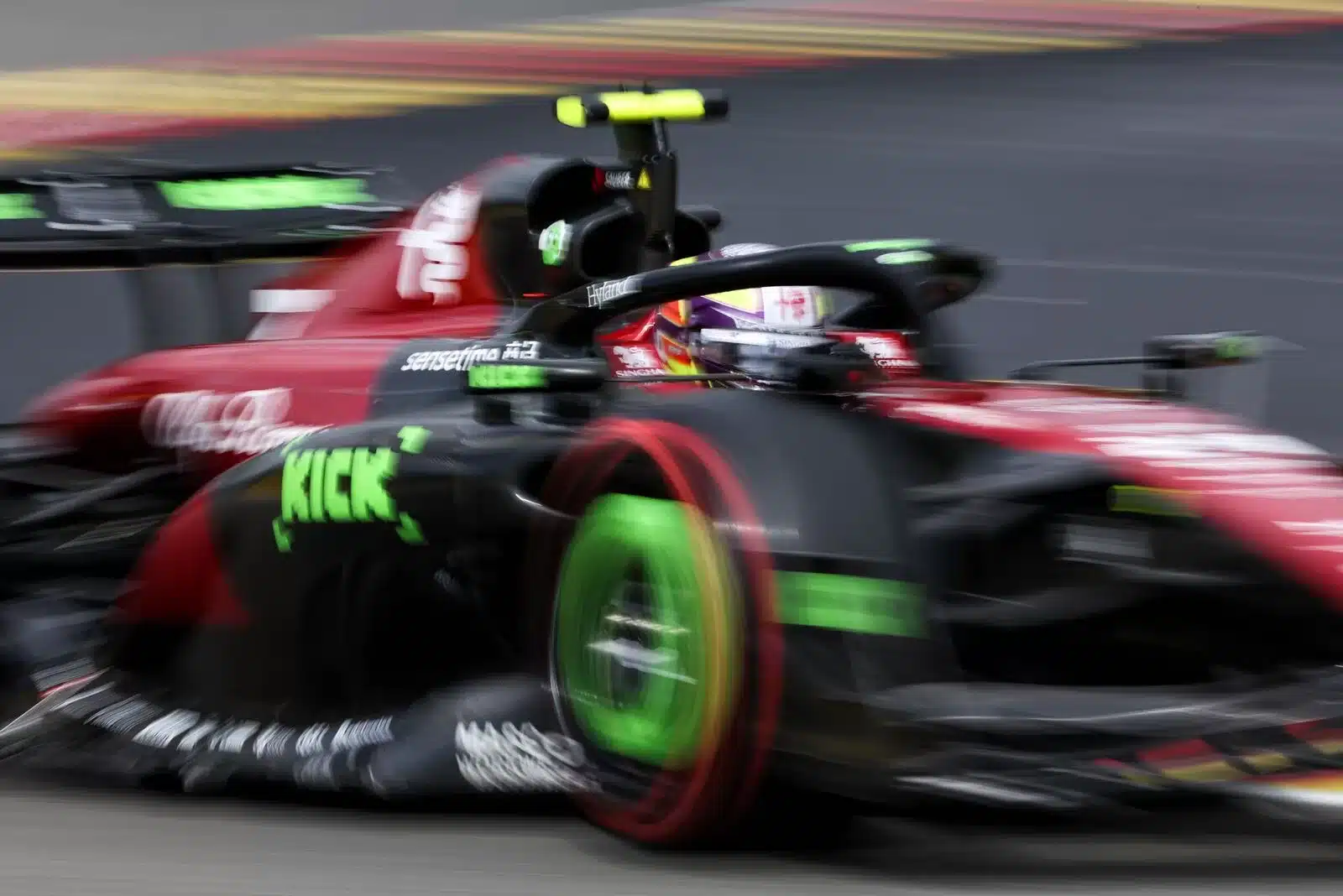 Guanyu Zhou, Sauber, Kick