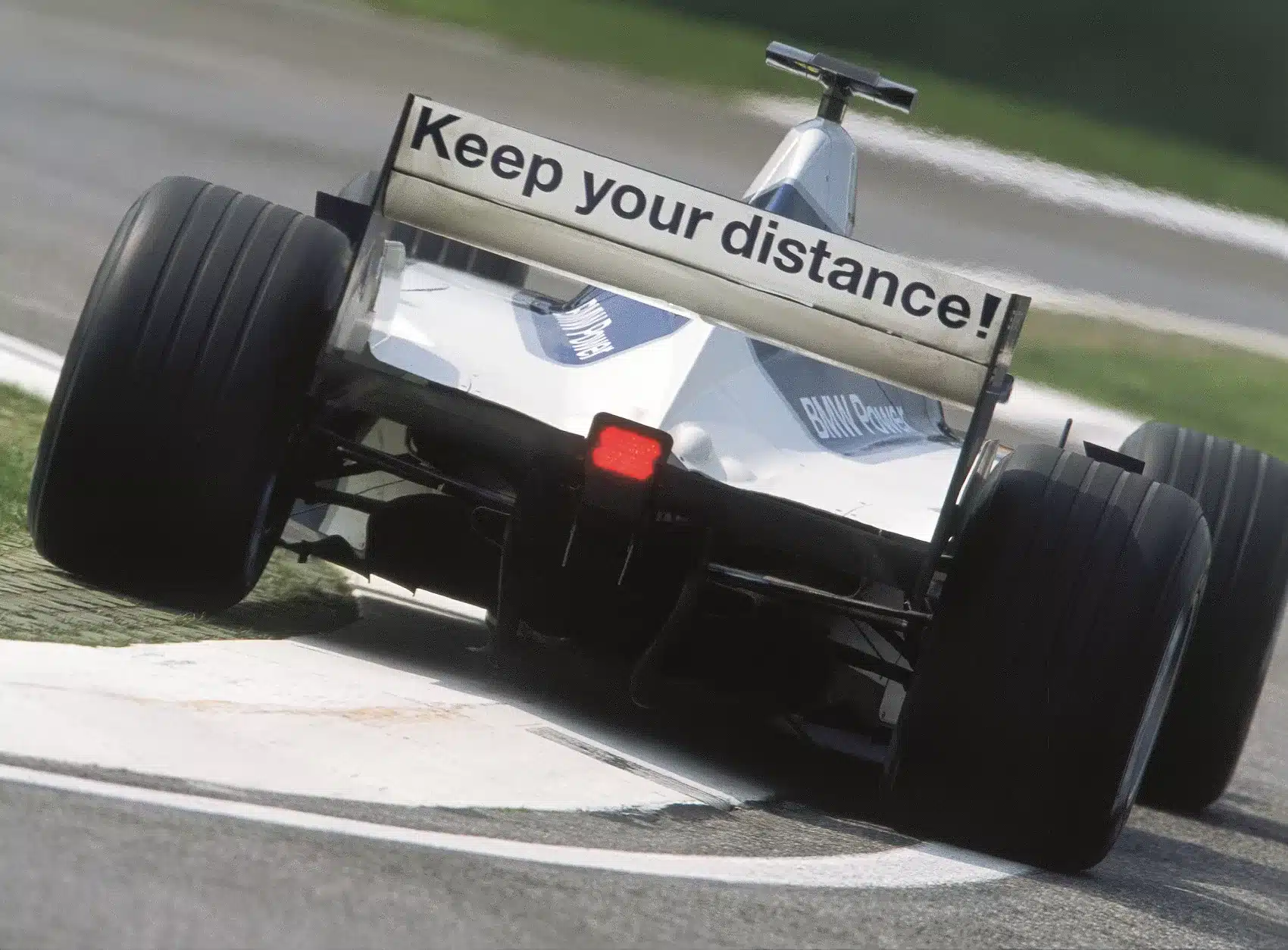 Montoya 2001 Keep your distance, üzenet Verstappen számára