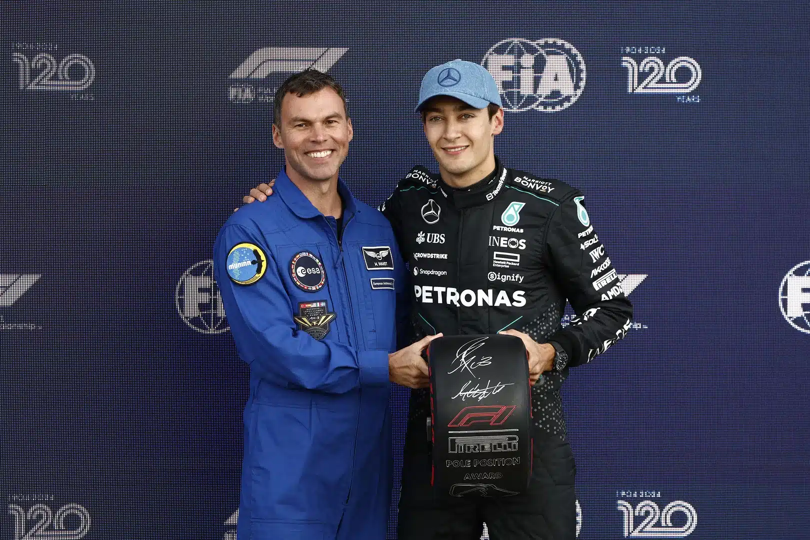 Marcus Wandt űrhajós, és George Russell az F1-es Brit Nagydíj pole pozíciója után