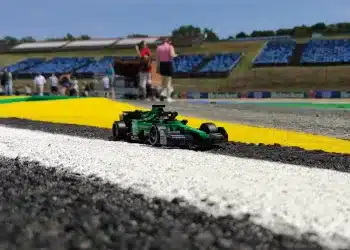 LEGO F1-es Aston Martin a Hungaroring sikánjában