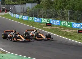 Lando Norris, Oscar Piasti (McLaren) fej-fej mellett