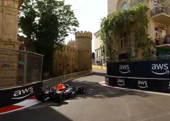 Max Verstappen Baku utcáin, a 2023-as Azerbajdzsáni Nagydíjon