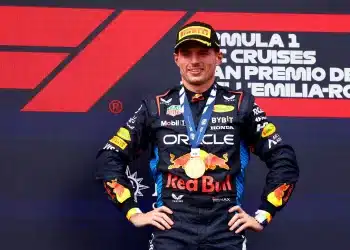 Max Verstappen, éremmel a nyakában a 2024-es Emilia-Romagna Nagydíj dobogóján, F1