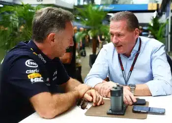 Jos Verstappen Christian Hornerrel beszélget