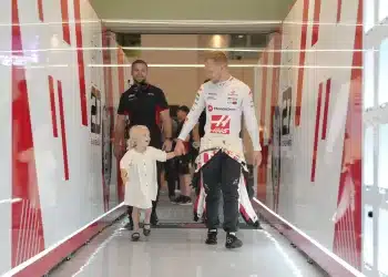 Kevin Magnussen kislányával, Laurával sétál ki a Haas F1 boxából