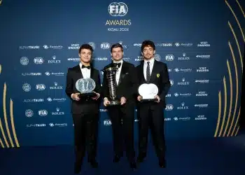 Lando Norris (2.), Max Verstappen (1.) és Charles Leclerc (3.), a 2024-es FIA díjátadó gálán