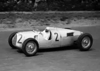 Hans Stuck és az Auto Union Type A, 1934 május 27-én az AVUS-on.