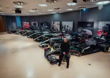 Lewis Hamilton és az összes bajnok autója