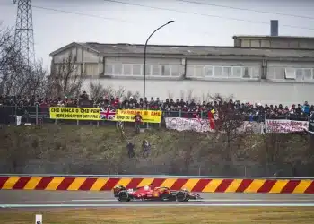 Lewis Hamilton a pályán, olasz Ferrari F1 rajongók előtt