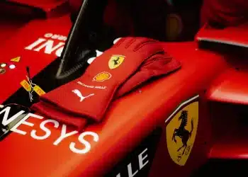 Lewis Hamilton ferrari- kesztyűje