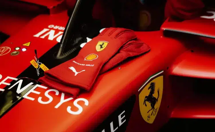 Lewis Hamilton ferrari- kesztyűje