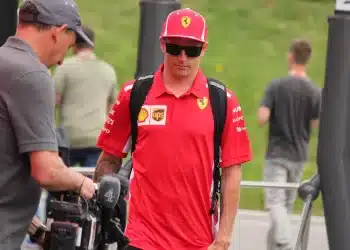 Kimi Räikkönen (Ferrari) érkezik a Red Bull Ring paddockjába, 2018-ban.