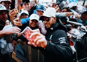 Lewis Hamilton rajongókkal, egy Forma-1-es hétvégén