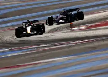 Max Verstappen (Red Bull Racing), és Valtteri Bottas (Alfa Romeo) a pályán, 2022-ben