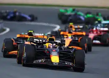 F1-es mezőny, rajt után, Max Verstappen vezetésével. 2024, Holland Nagydíj