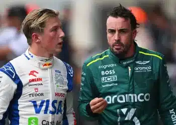 Liam Lawson és Fernando Alonso a boxutcában