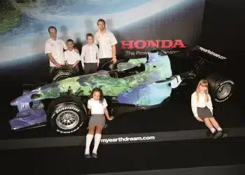 2007 Honda RA107 Earth Car bemutató: Rubens Barrichello, Jenson Button és iskolás gyerekek