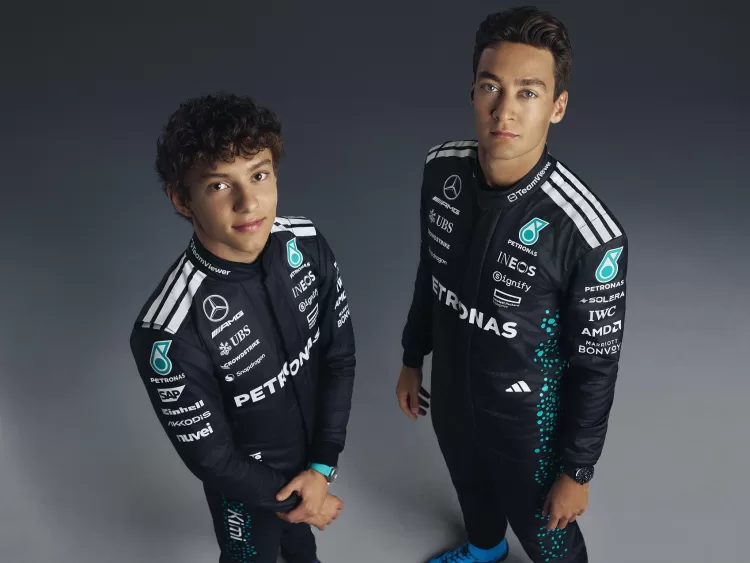 Andrea Kimi Antonlli és George Russell az új, 2025-ös Mercedes x Adidas overálban