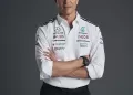 Toto Wolff az új, 2025-ös Mercedes x Adidas overálban