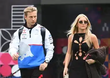 Liam Lawson és barátnője, Hannah St. John az F1-es paddockban