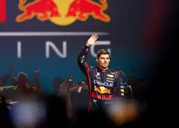 Max Verstappen integet az F1 75 Live eseményen