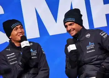 Alexander Albon és Carlos Sainz a Williams FW47 bemutatóján