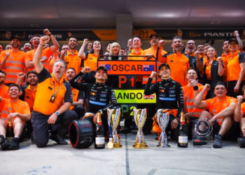 Zak Brown, Lando Norris, Oscar Piastri, McLaren, 2024 F1 Kínai Nagydíj