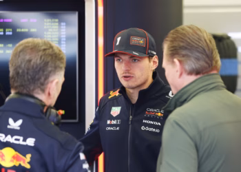 A McLaren csapatfőnöke szerint Verstappen le fog lépni a Red Bulltól. A képen: Christian Horner, Max Verstappen, Jos Verstappen
