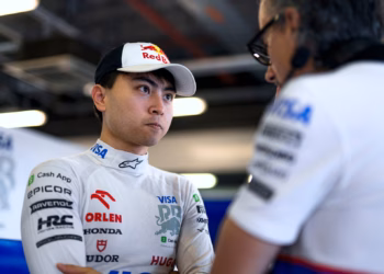 Ayumu Iwasa vezetheti Verstappen autóját a bahreini FP1-en