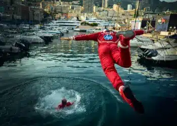 Charles Leclerc vízbe ugrik az F1-es Monacói Nagydíjon, 2024