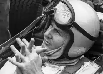 Bruce McLaren, mint F1-es versenyző, autóban ül. 1969 Race of Champions. Brands Hatch, Great Britain. 16 March 1969. McLaren M7B Cosworth