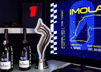 F1 2024 Imola, Emilia Romagna Nagydíj, trófea és pezsgők. Illusztráció F1 kvízhez