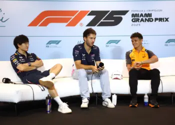 Yuki Tsunoda, Pierre Gasly és Lando Norris az F1 sajtótájékoztatóján Miamiban