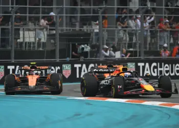 Lando Norris, Max Verstappen csatáznak a 2025-ös Miami Nagydíjon