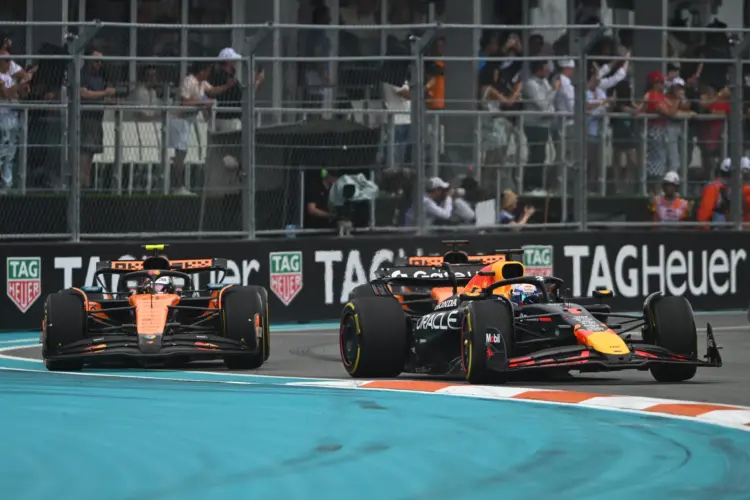 Lando Norris, Max Verstappen csatáznak a 2025-ös Miami Nagydíjon