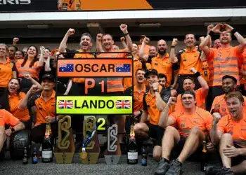 Oscar Piastri, Lando Norris, Andrea Stella, ütköznek