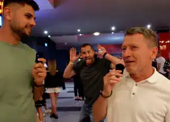 Nagy Dani és Wéber Gábor beszélget az F1 filmről, Kiss Norbi beletrollkodik a képbe