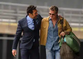 F1 The Movie. Javier Bardem, mint Ruben Cervantes és Brad Pitt, mint Sonny Hayes