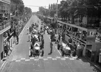 A rajt előtt: Bernd Rosemeyer a pole pozícióban, mellette szintén az Auto Union versenyzőjeként, Hans Stuck. Fotó: Fortepan / Horváth József