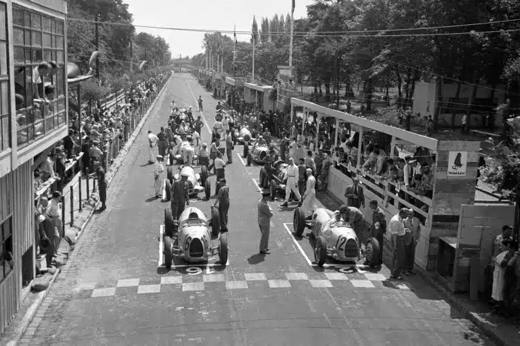 A rajt előtt: Bernd Rosemeyer a pole pozícióban, mellette szintén az Auto Union versenyzőjeként, Hans Stuck. Fotó: Fortepan / Horváth József
