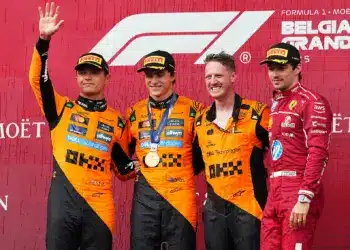 Lando Norris, Oscar Piastri, egy McLaren delegált és Charles Leclerc a dobogón, a 2025-ös Belga Nagydíj után. Piastri továbbra is vezeti az F1-es pontversenyt