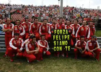 2009 Hungaroring. A rajt előtt Felipe Massa felépüléséért álltak össze a Ferrarisok