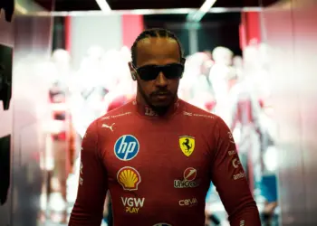 Lewis Hamilton napszemüvegben sétál