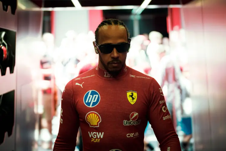 Lewis Hamilton napszemüvegben sétál