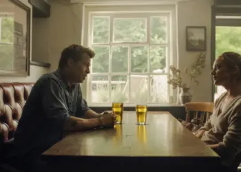 Brad Pitt, mint Sonny Hayes és Kerry Condon, mint Kate McKenna az F1 filmben