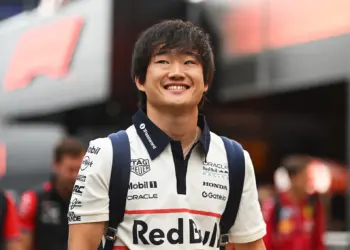 Yuki Tsunoda, a Red Bull Racing versenyzője, mosolyogva sétál a paddockban