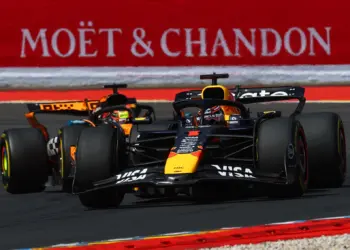Max Verstappen és Oscar Piasrti versenyben a spái sprintfutamon