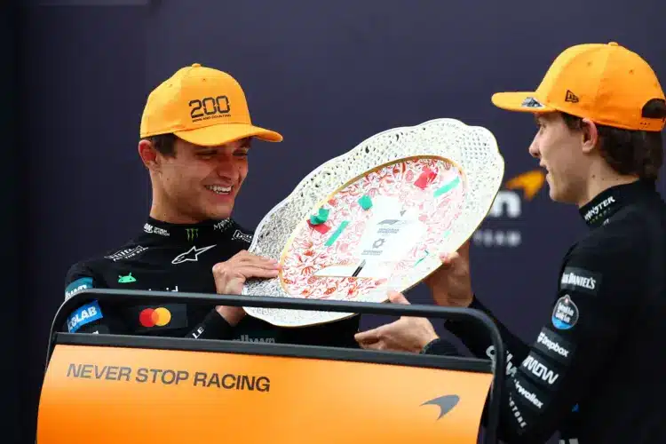 Lando Norris és Oscar Piastri a Magyar Nagydíj konstruktőri, Herendi díjával